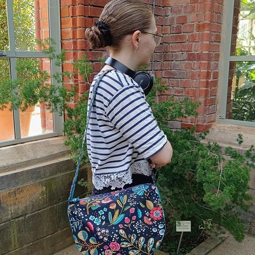 Sac demi lune- sac à main- sac femme- modèle fleurs colorées