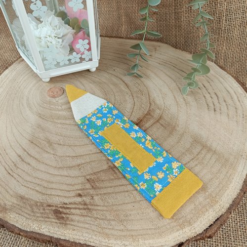 Marque pages crayon personnalisable - modèle fleurs jaunes fond bleu