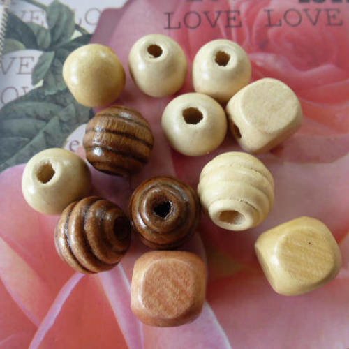 12 perles cubes et rondes bois naturel 15 mm marron et ivoire