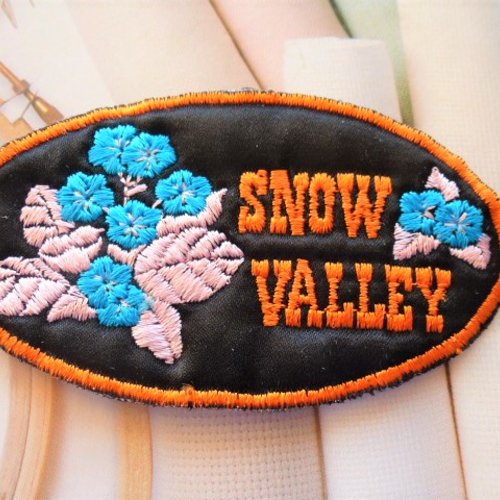 Applique snow valley noire, brodée fleurs, contour orange 9 cm pour customisation et décoration couture, accessoires et vêtements