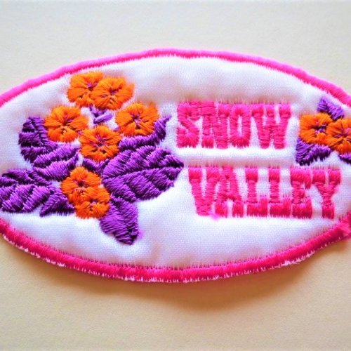 Applique snow valley brodée fleurs fond blanc, contour rose, 9 cm pour customisation, décoration couture, vêtements et accessoires