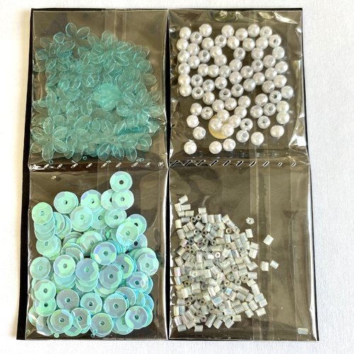 Accessoires décoration perles et paillettes bleues et blanches