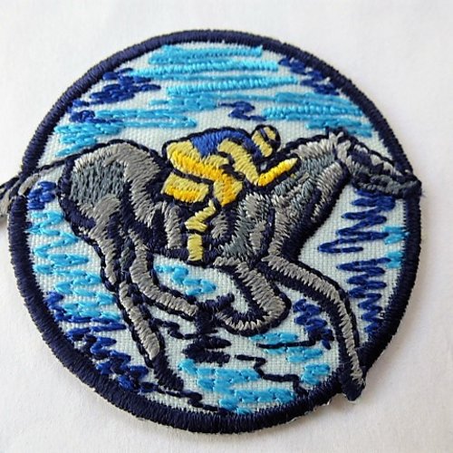 Applique ronde 5 cm thème course hippique, jockey sur cheval gris fond bleu et vert