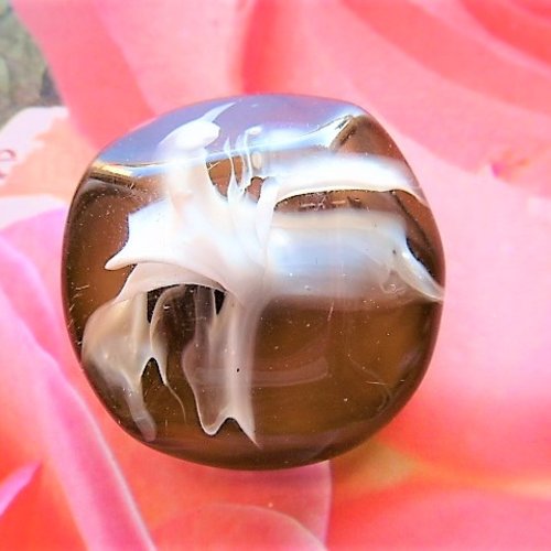 Perle cabochon acrylique 34 mm motif fleur nacrée sur fond marron