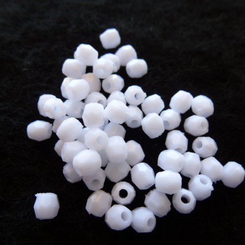 50 perles rondes 4 mm à facettes blanches acrylique