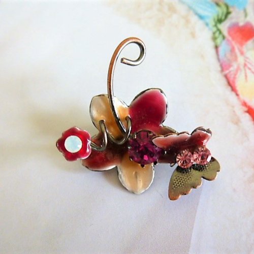 Breloque style vintage 25 mm fleurs et papillon tons rose et beige