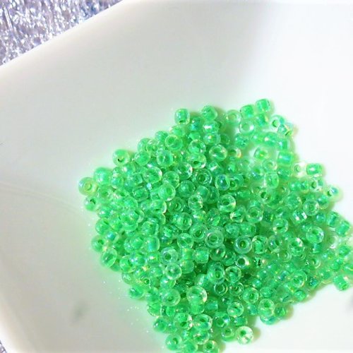 Perles mini rocaille 2.5 mm verre translucide intérieur vert irisé équivalence 1 tube