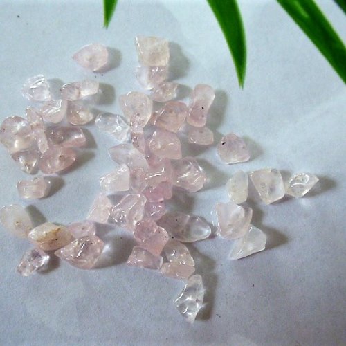 47 perles chips quartz 4 à 9 mm rose