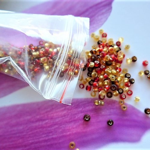 Perles de rocaille multicolores 2 mm en sachet de 5 gr