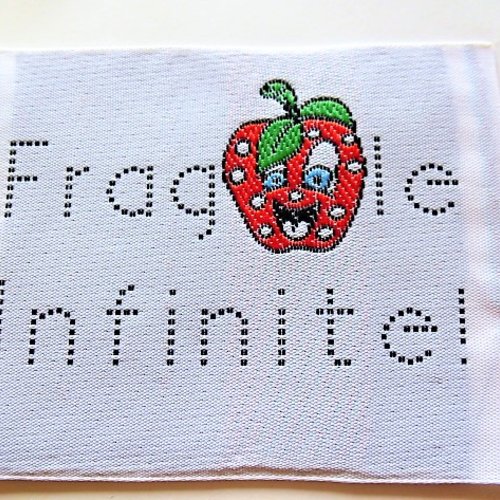 Applique fraise humoristique sur fond blanc patch écusson 6 x 7.5 cm