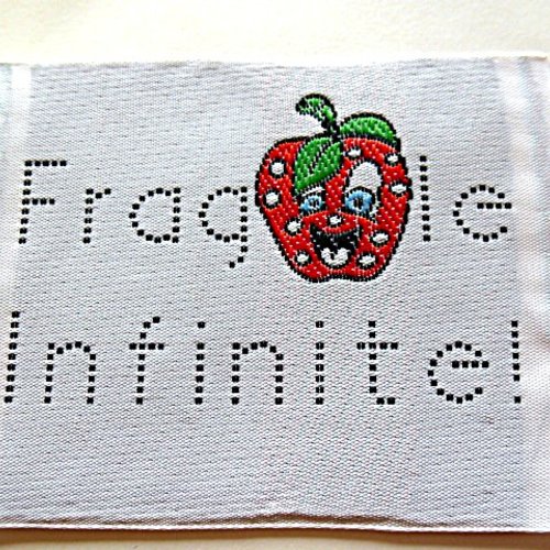 Applique fraise humoristique sur fond blanc patch écusson 6 x 7.5 cm