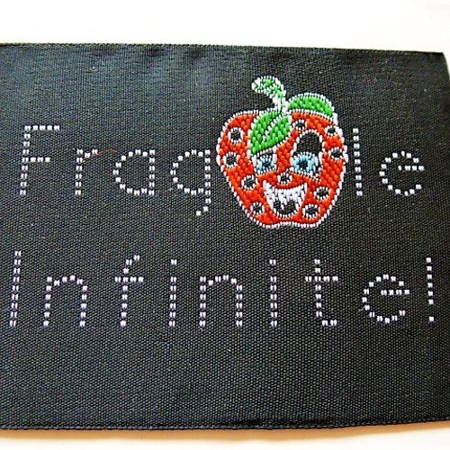 Applique, patch, écusson vintage motif fraise sur fond noir 6 x 7.5 mm