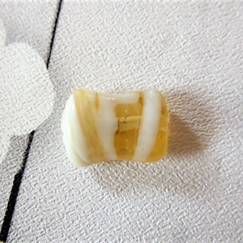 Perle plate 21 x 15 mm en verre filé murano miel clair et blanc i