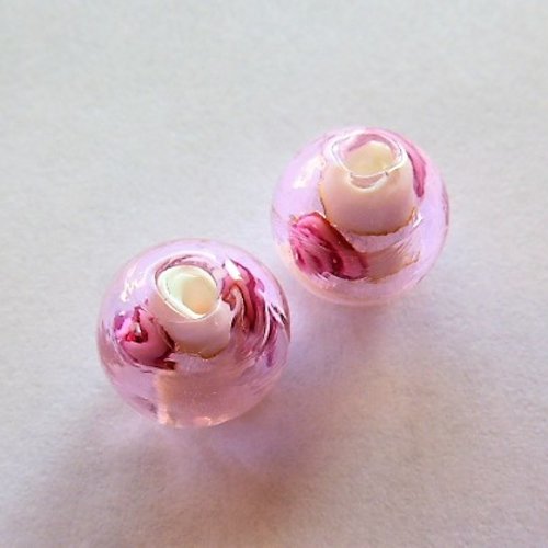 2 perles rondes verre filé style murano coeur blanc et petite rose 12 mm