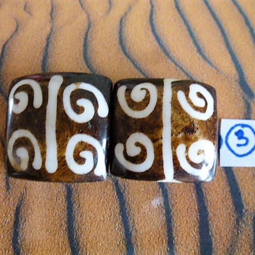 2 perles carrées 19/20 mm os teinté façon batik motif tribal