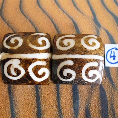 2 perles carrées entre 18 et 20 mm os teinté façon batik motif tribal pour créations bijoux style ethnique