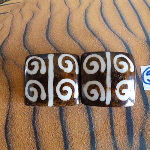2 perles carrées entre 19 et 20 mm os teinté façon batik motif tribal