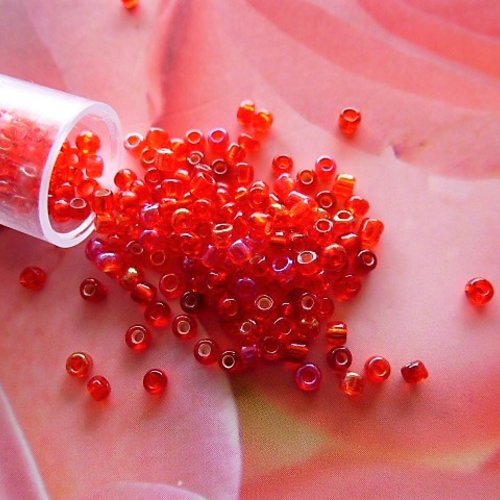 Perles rocaille rouges 2 mm