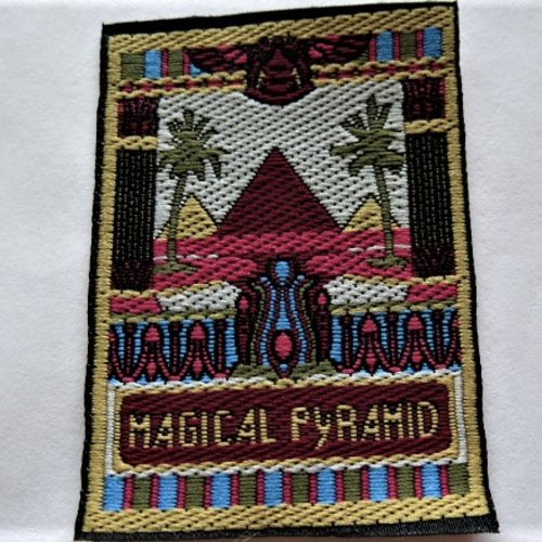 Applique magical pyramid écusson 4 cm x 5.5 cm pour customisation vêtements et accessoires à coudre