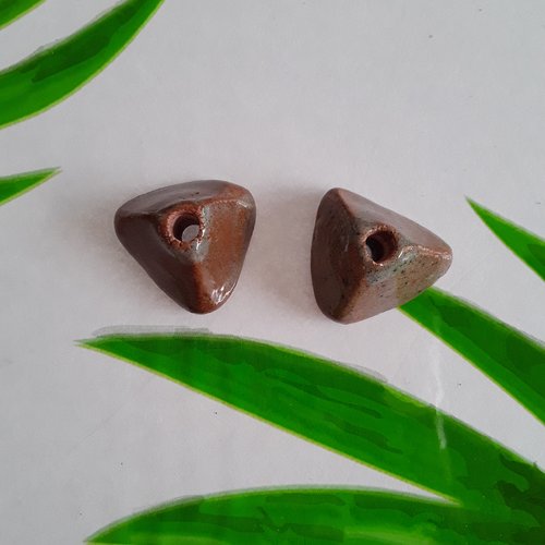 2 perles artisanales en céramique forme triangulaire 18 mm gris beige rouille