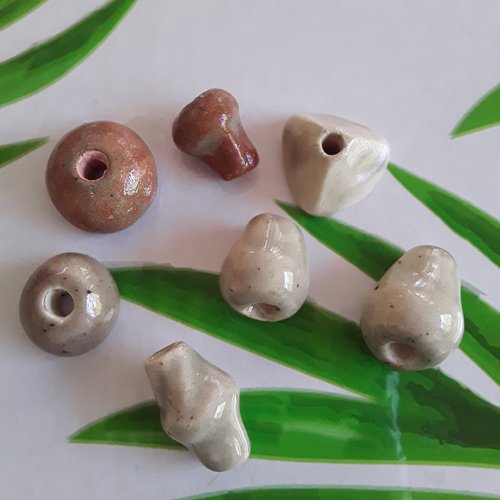 7 perles artisanales en céramique 14 à 18 mm diverses formes et de couleurs faites mains