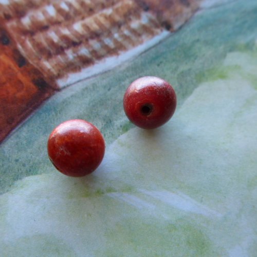 2 perles rondes en corail gorgone 9 mm rouges taillées main