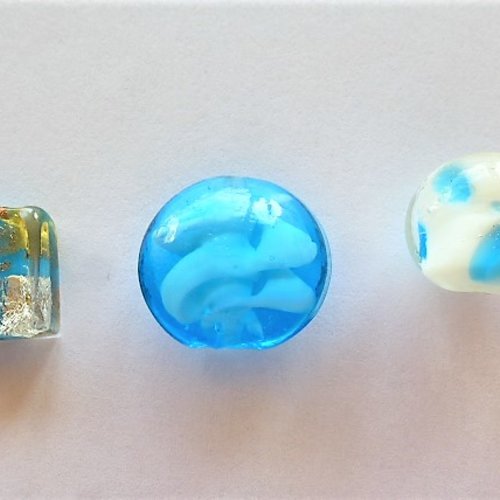 3 perles verre filé style murano tons bleu et blancs formes diverses de 15 à 21 mm