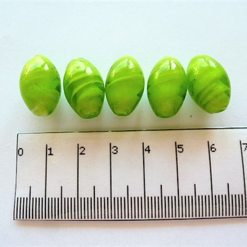 5 perles verre style murano vertes intérieur spirale blanche formes olive de 19 mm p