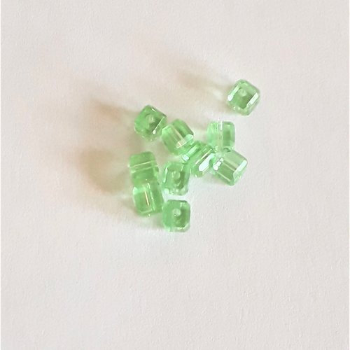 10 perles cubes 4 mm en verre couleur vert d'eau