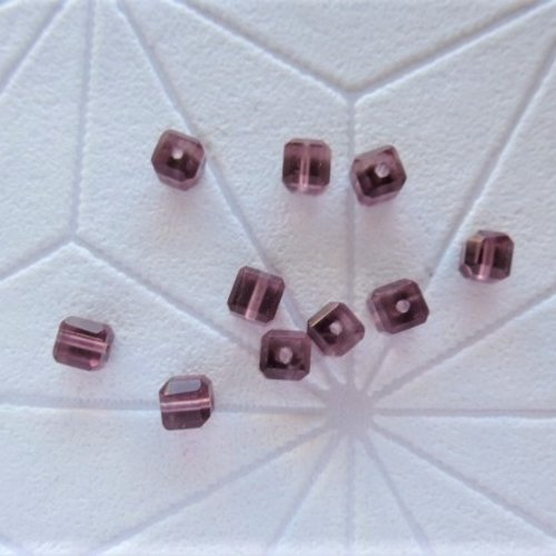10 perles cubes 4 mm en verre couleur violette