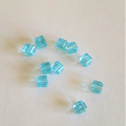 10 perles cubes 4 mm en verre bleu