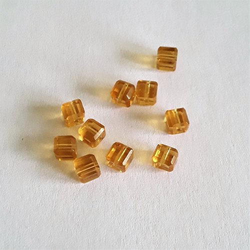 10 perles cubes en verre ambre 4 mm de côté