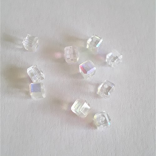10 perles cubes 4 mm en verre de cristal translucide