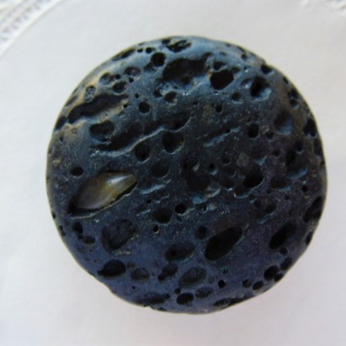 Perle de gemmes lave de roche noire ronde diamètre 37 mm avec incrustation pierre