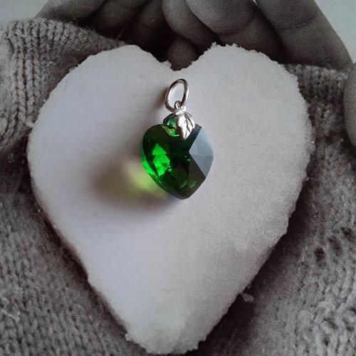 Breloque coeur cristal couleur verte 25 x 15 mm sur bélière argenté