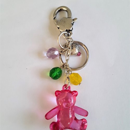 Porte clés avec ourson jelly rose translucide en plastique, perles verre de bohème, et petit coeur