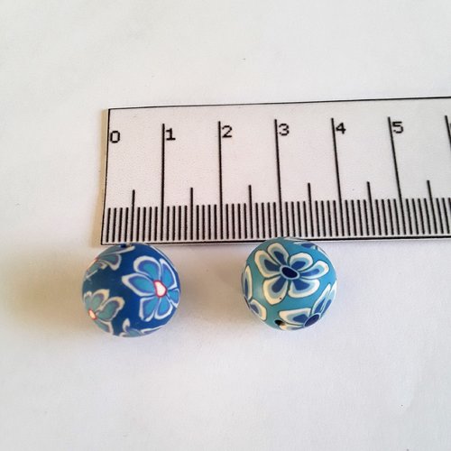 2 perles rondes pâte polymère bleu et blanc motif fleurs 14 mm