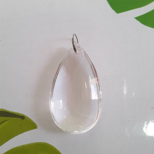 Perle forme goutte transparente 47 x 28 mm en matière synthétique avec anneau