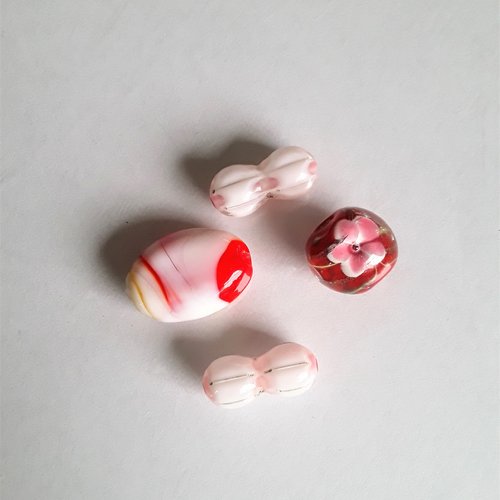 4 perles verre murano tailles diverses 12 à 19 mm tons rouges et blancs