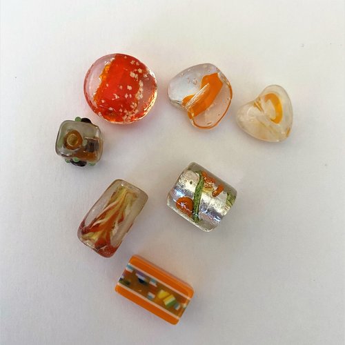 7 perles en verre tons orangés façon murano formes et modèles divers, coeurs, tubes, palet