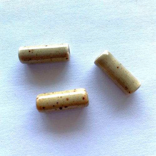 3 perles céramique tubes 20 mm couleur beige grège piquetés de points marron