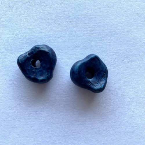 2 perles céramique bleu faites mains 16/17 mm épaisseur 7/8 mm