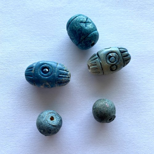 5 perles vintages motifs aztèques en céramique bleu faites mains 10/20 mm