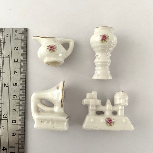4 miniatures porcelaine style limoges fleurs roses et liseret or dont phonographe et balance pour maison poupées