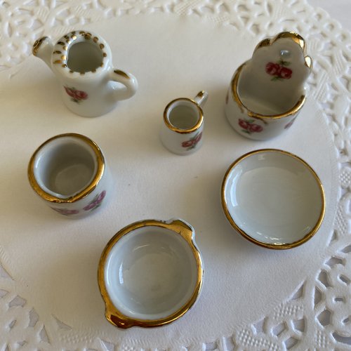 6 miniatures porcelaine style reutter germany +  mêmes fleurs roses et liseret or pour maison poupées