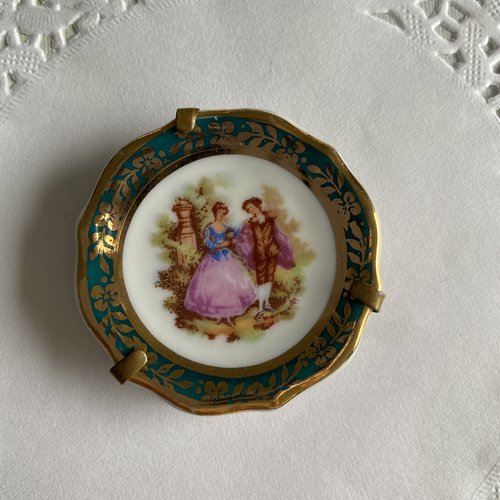 Assiette miniature porcelaine limoges france personnages romantiques fragonard avec bordure verte pour maison poupées