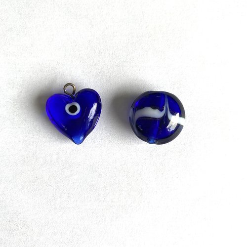 2 perles en verre de murano, 1 palet et une breloque coeur tons bleus clairs et feuille argent