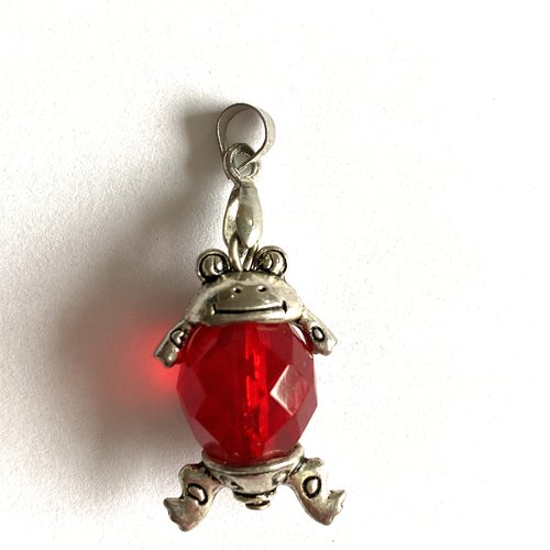 Pendentif, grenouille argent tibétain, perle à facettes verre de cristal rouge sur bélière argent 925
