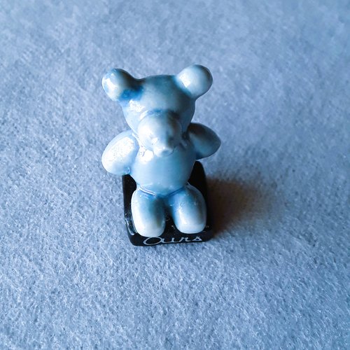 Fève porcelaine ours bleu en 3 d sur support
