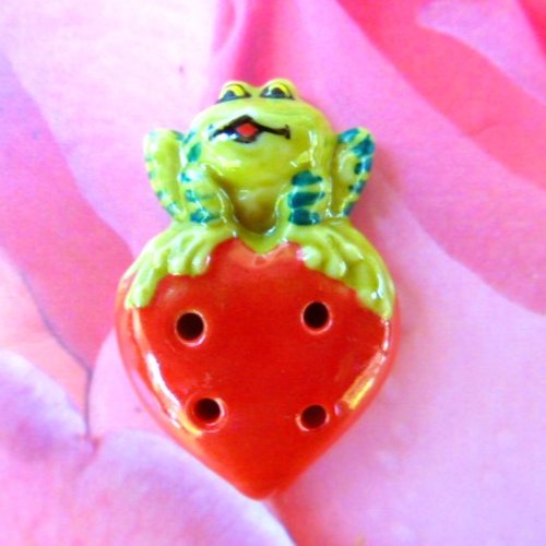 Bouton fève en porcelaine 28 mm petite grenouille sur sa fraise